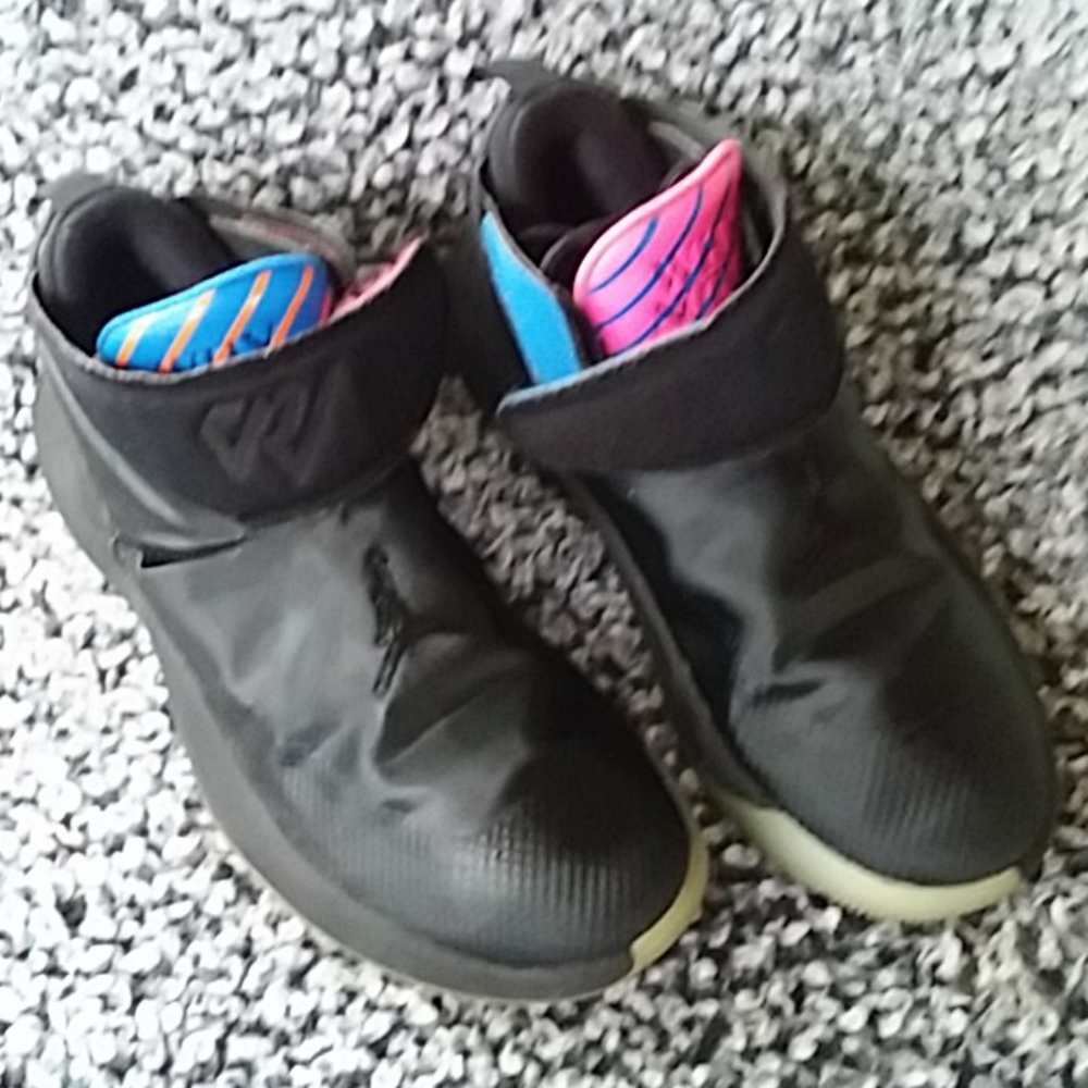 JORDAN'S SIZE 6Y BLACK/PINK  SNEAKERS